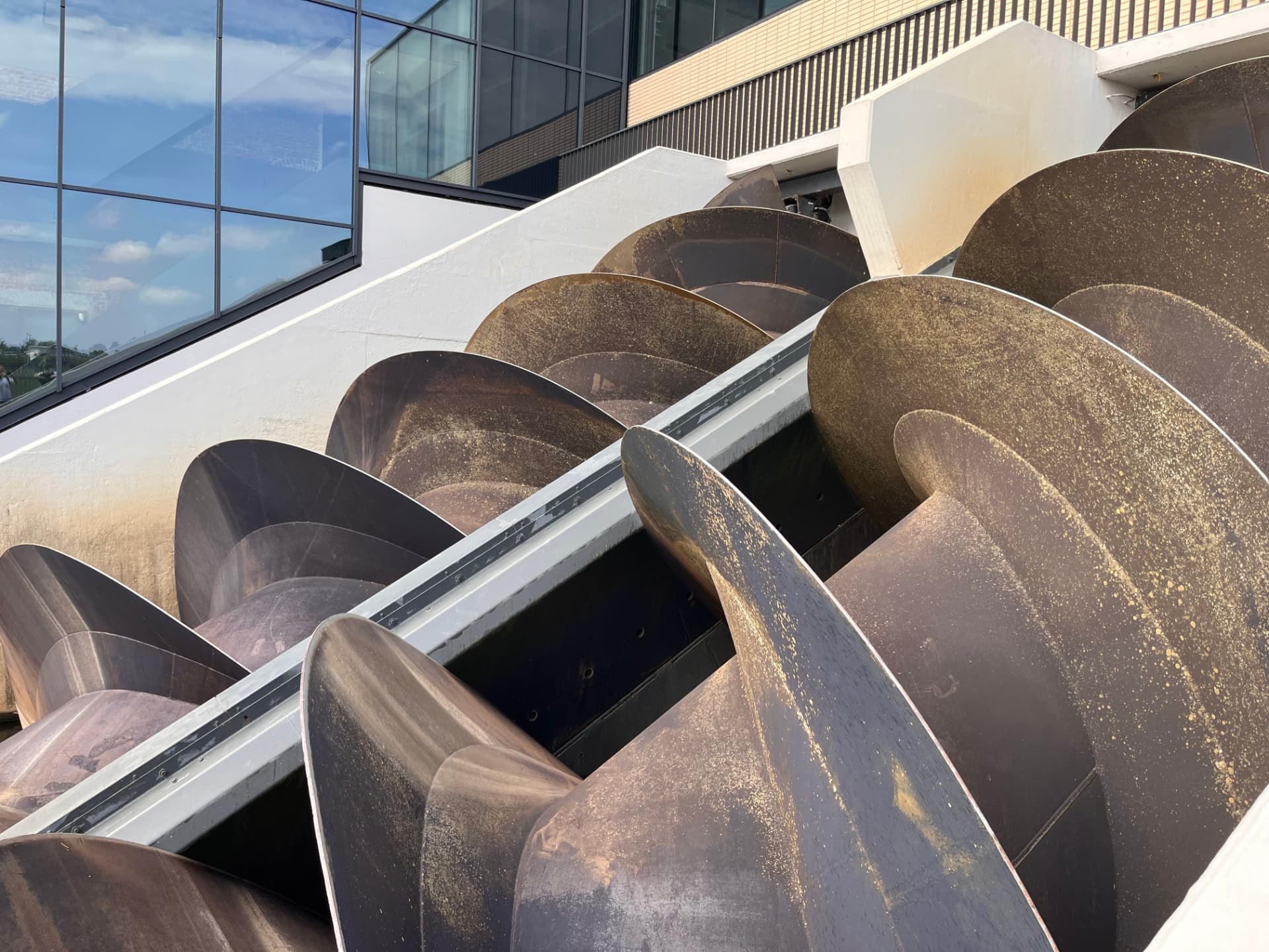 Large inclined screw pumps in a water infrastructure installation